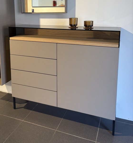 Kaya-Kommode mit Glasaufsatz-232946-1